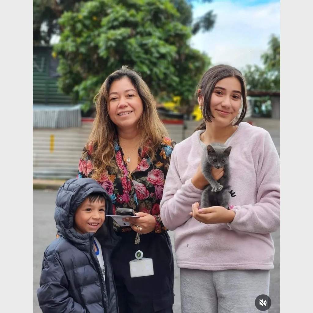 Familia Ramírez recibiendo su gato Ruso Azul en Bogotá