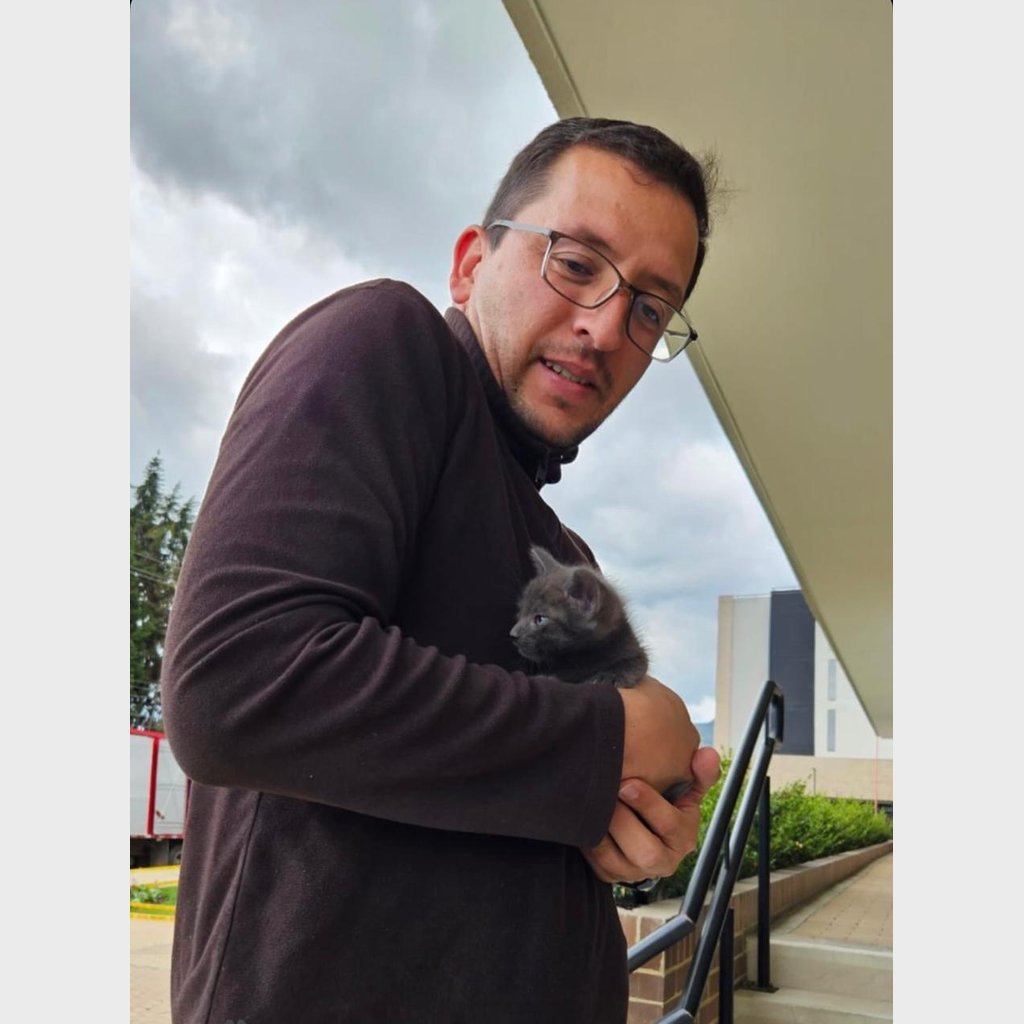 Sergio P. recibiendo su gato Ruso Azul en Bogotá