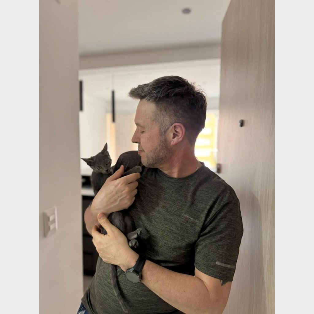 Camilo R. recibiendo su gato Ruso Azul en Cali